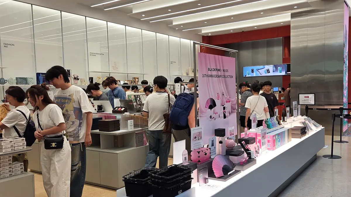 BLACKPINK × MUD:S 10th anniversary collection displayed inside Museum Shop II at the National Museum of Korea